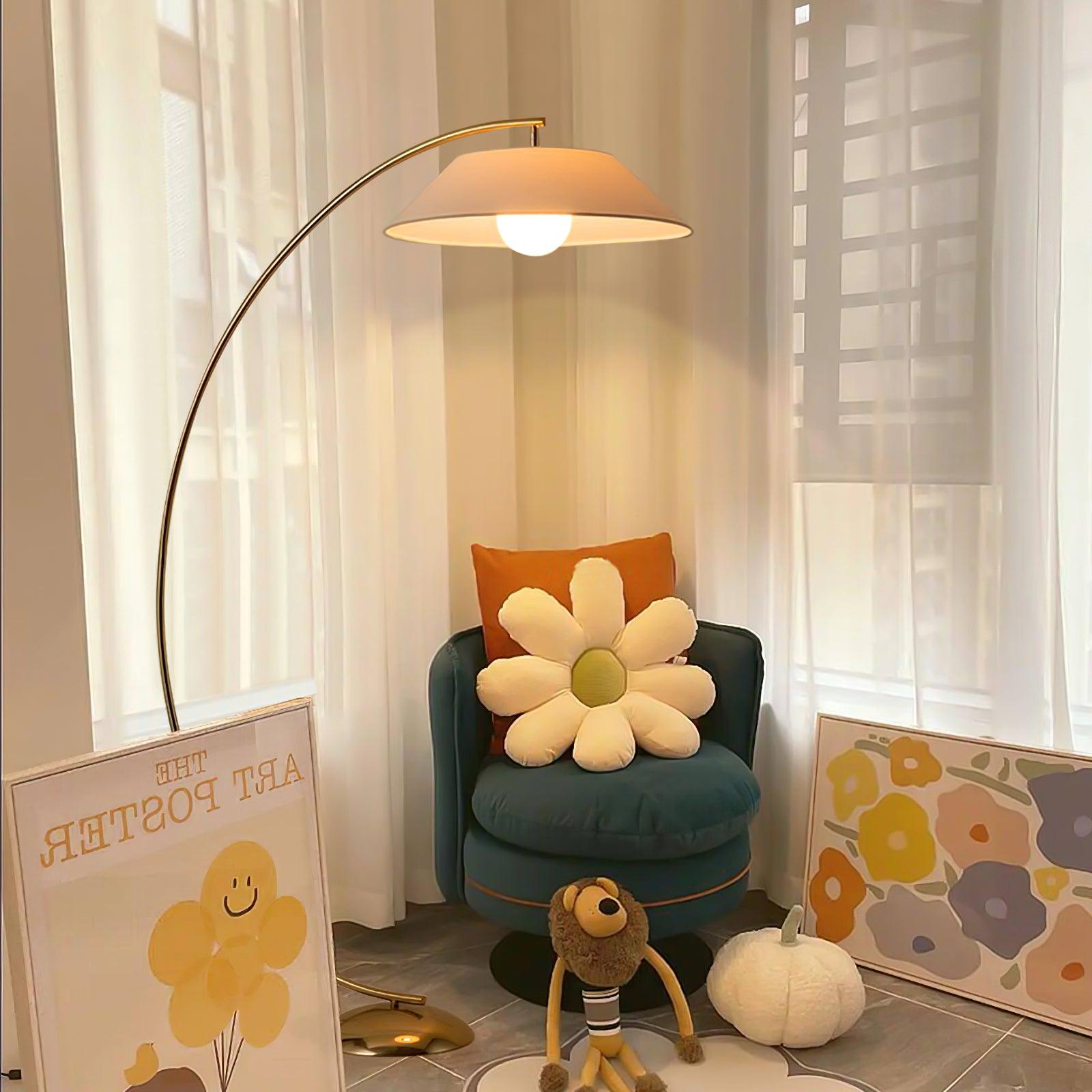 Moderne Circo gulvlampe med elegant stoffskjerm og solid stålfot gir varmt lys, passer perfekt til moderne interiører.