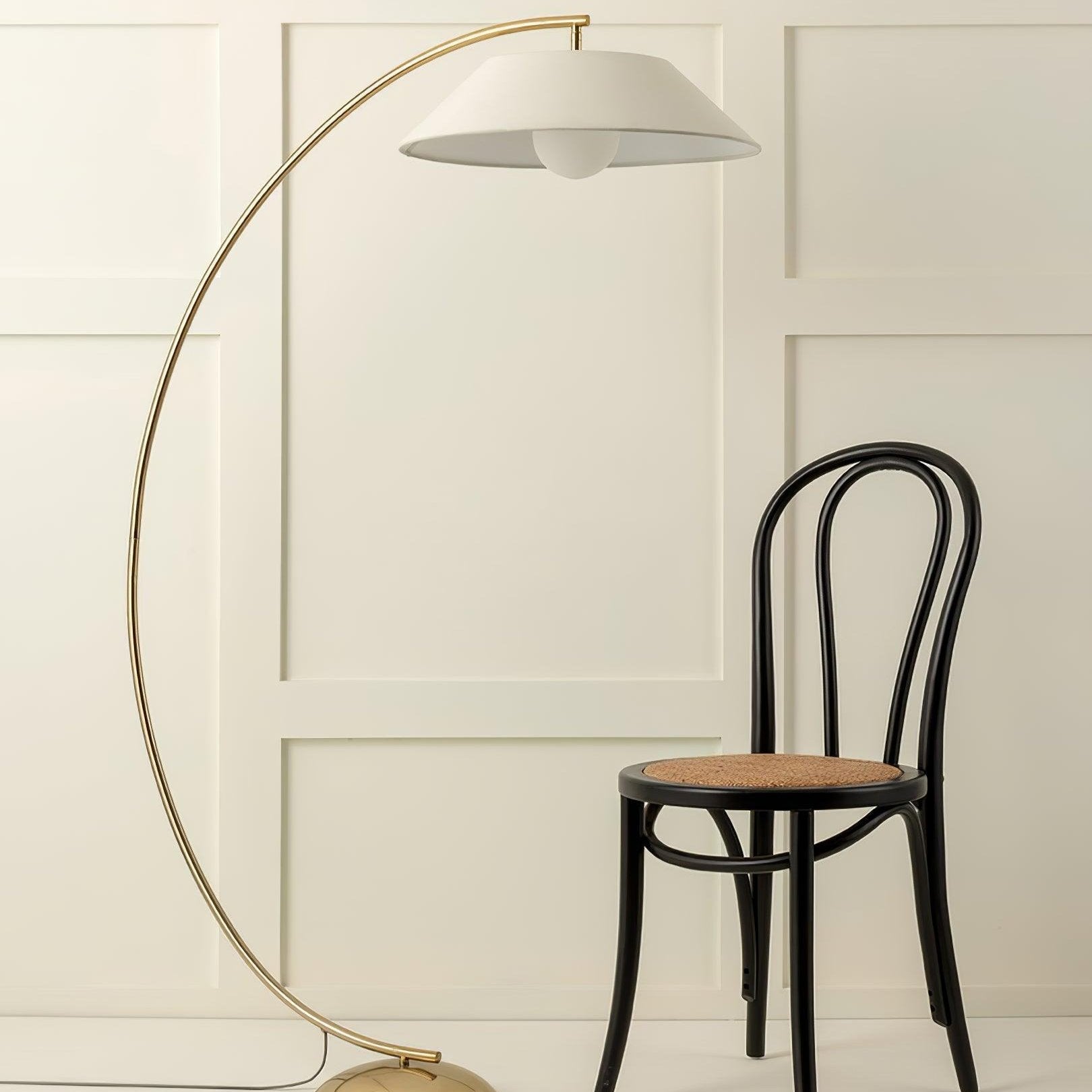 Moderne Circo gulvlampe med elegant stoffskjerm og solid stålfot gir varmt lys, passer perfekt til moderne interiører.
