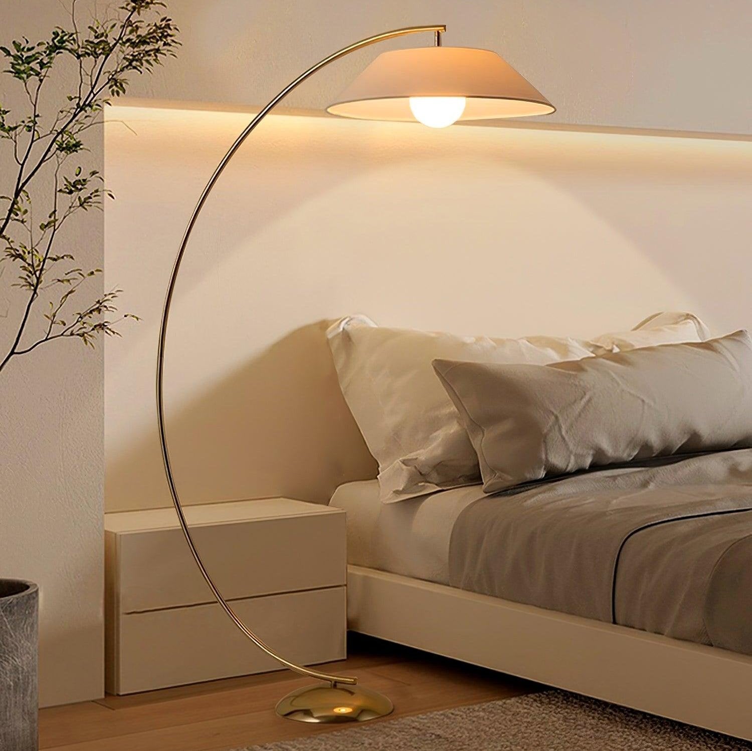Moderne Circo gulvlampe med elegant stoffskjerm og solid stålfot gir varmt lys, passer perfekt til moderne interiører.