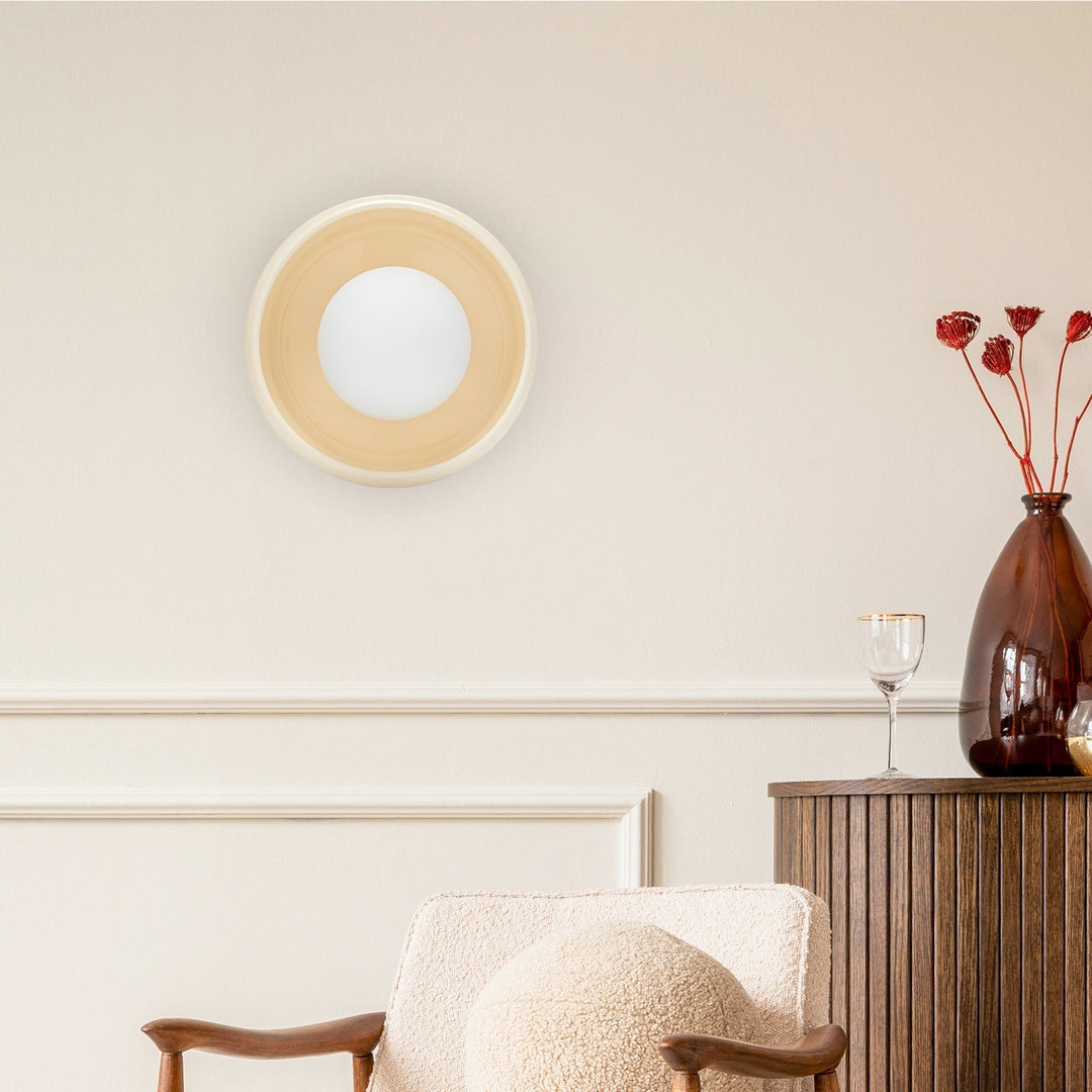 Stemningsfull rund vegglampe, perfekt som stuebelysning eller soveromslampe. Moderne og dekorativ.