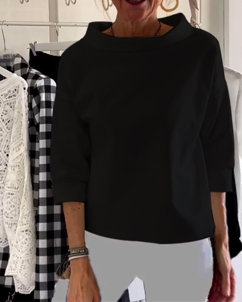 Moderne dame topp med høy krage. Elegant utseende, pustende materiale, ideell for varmere dager.