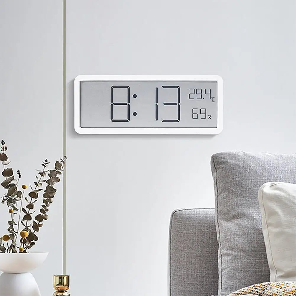 Elegant digital veggklokke for kontor eller stue, viser tydelig tid, dato, temperatur og fuktighet på LED-skjerm.