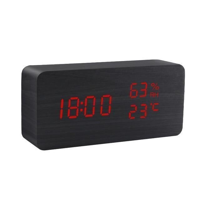 Nærbilde av digital vekkerklokke som viser klokkeslett, med tydelig og lesbart LED-display.