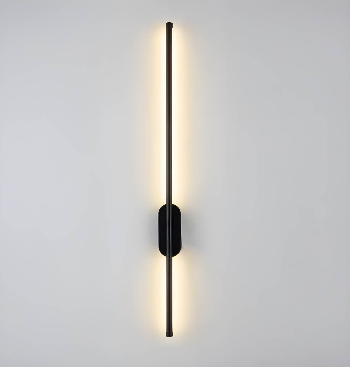 "Moderne dimbar vegglampe i aluminium med ellipseform for stilfull belysning, til forskjellige romstørrelser."