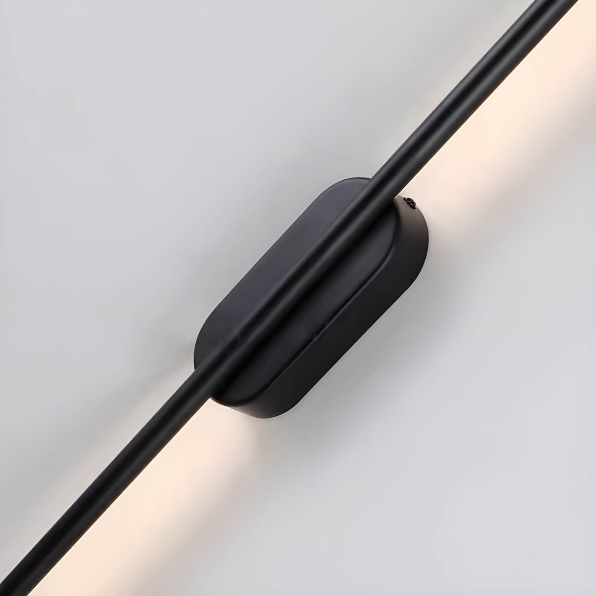 "Moderne dimbar vegglampe i aluminium med ellipseform for stilfull belysning, til forskjellige romstørrelser."