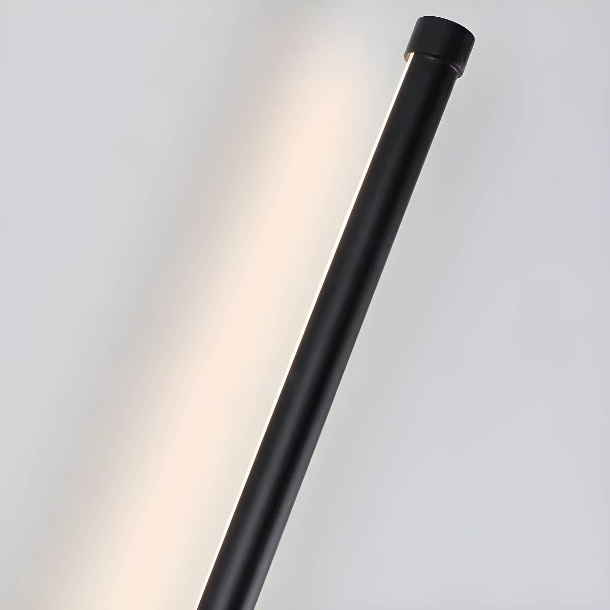 "Moderne dimbar vegglampe i aluminium med ellipseform for stilfull belysning, til forskjellige romstørrelser."