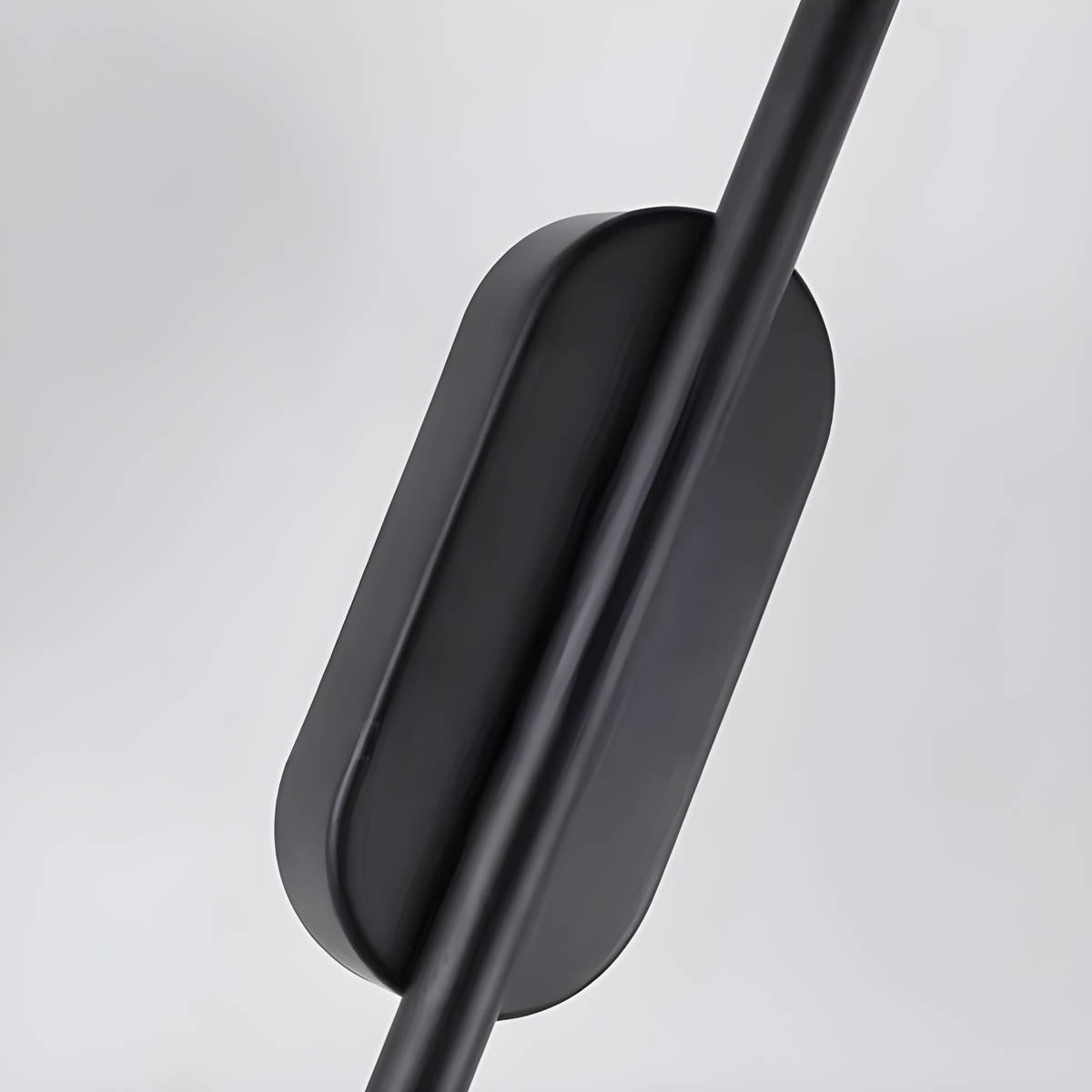 "Moderne dimbar vegglampe i aluminium med ellipseform for stilfull belysning, til forskjellige romstørrelser."