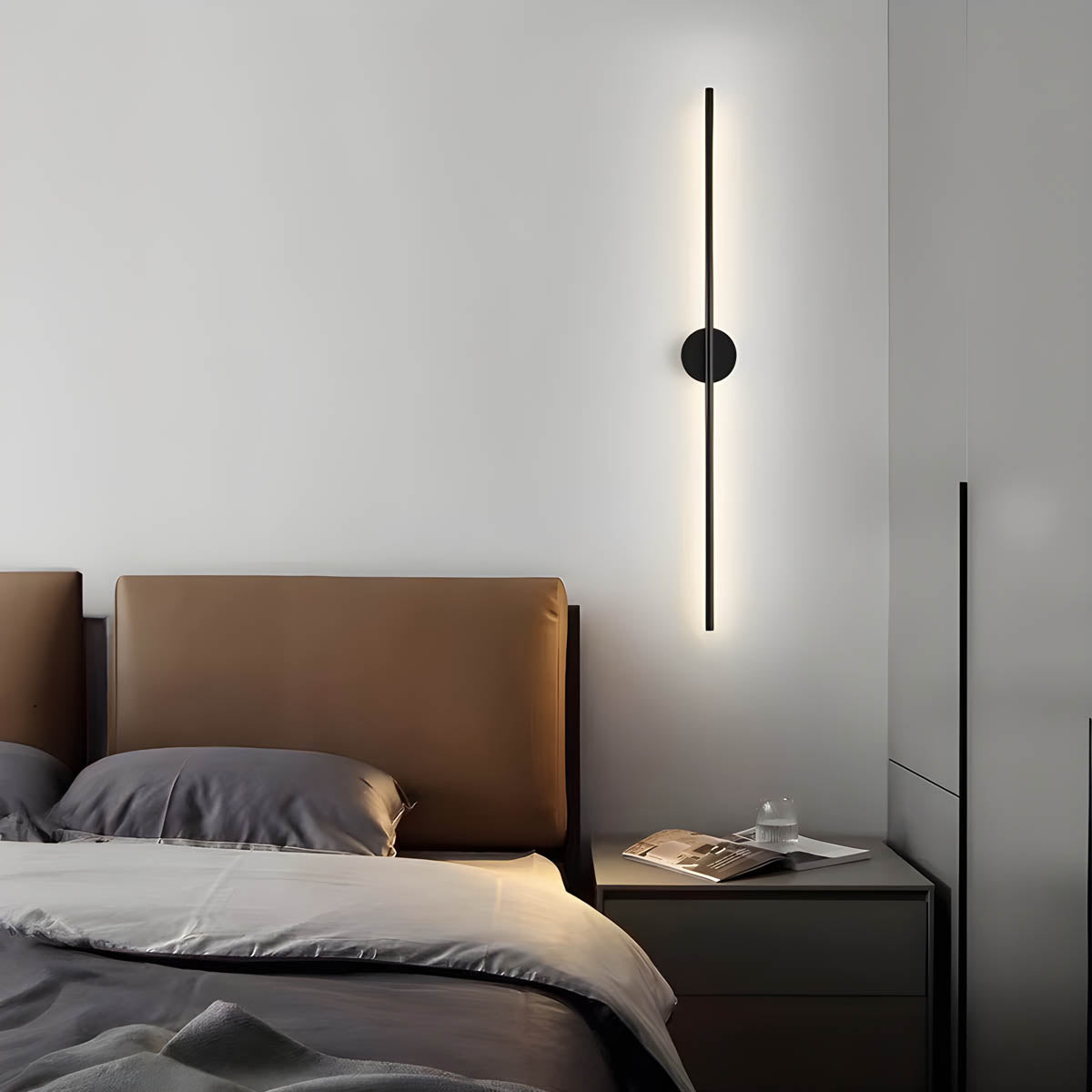 "Moderne dimbar vegglampe i aluminium med ellipseform for stilfull belysning, til forskjellige romstørrelser."