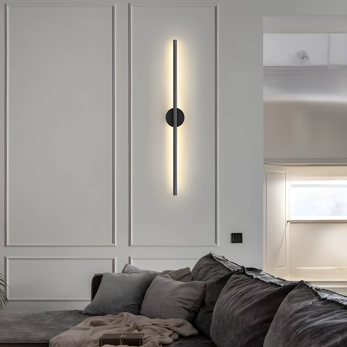 "Moderne dimbar vegglampe i aluminium med ellipseform for stilfull belysning, til forskjellige romstørrelser."