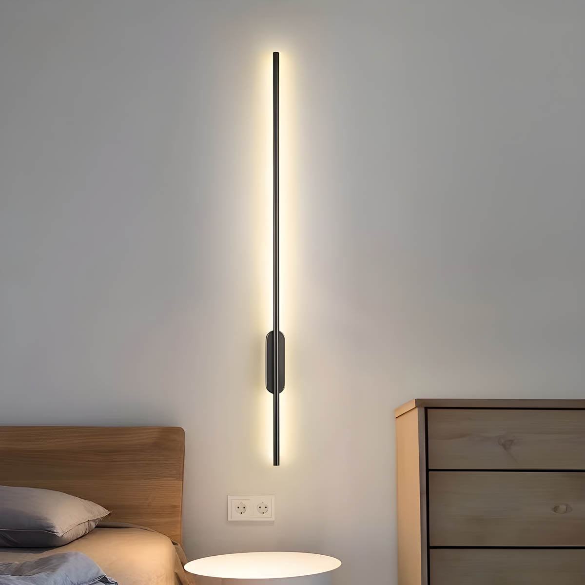 "Moderne dimbar vegglampe i aluminium med ellipseform for stilfull belysning, til forskjellige romstørrelser."