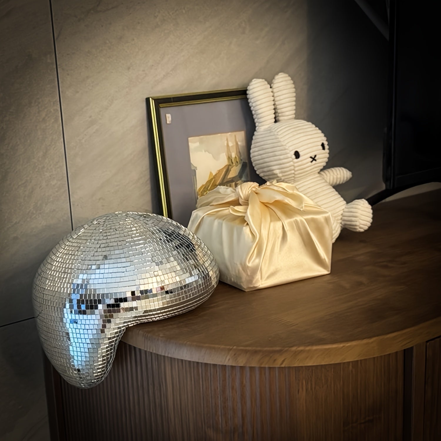 Lekker retro diskokule som skulptur, en trendy dekorasjon og festtilbehør for alle hjem
