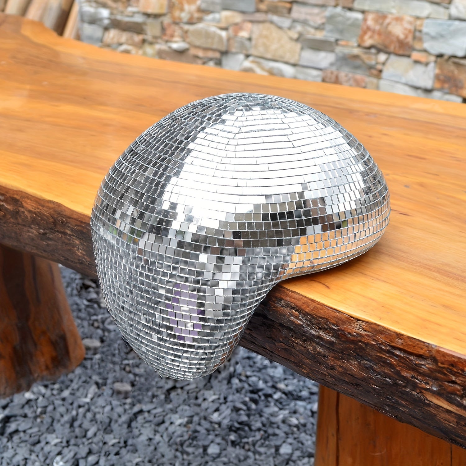 Dekorativt diskokule-element som skulptur, perfekt for retro-inspirert hjemmedekorasjon