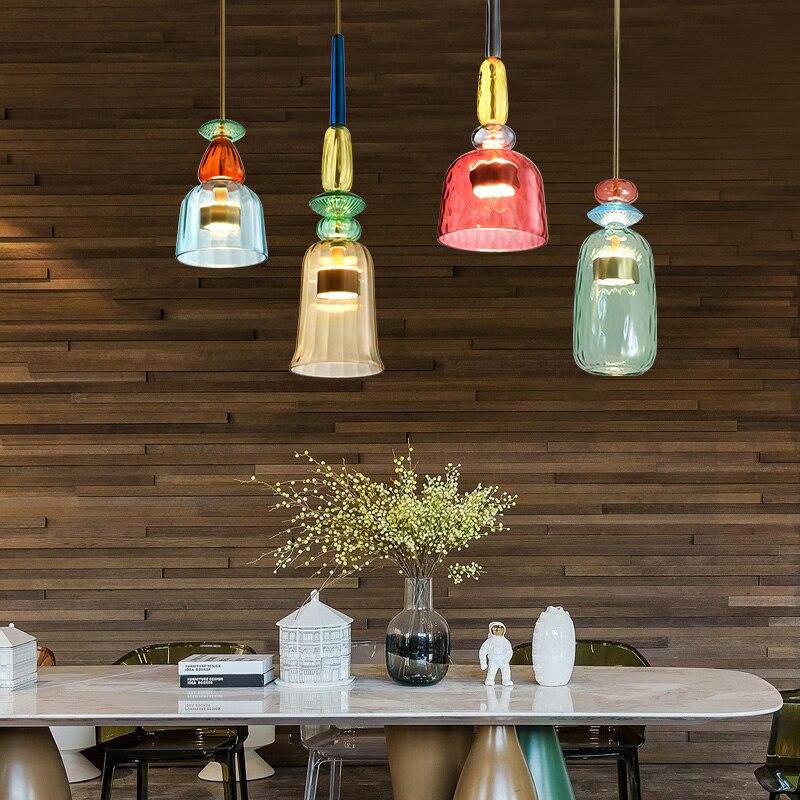Fargerik pendellampe i moderne stil, ideell som hovedbelysning i stuen. Dekorativ LED-taklampe.