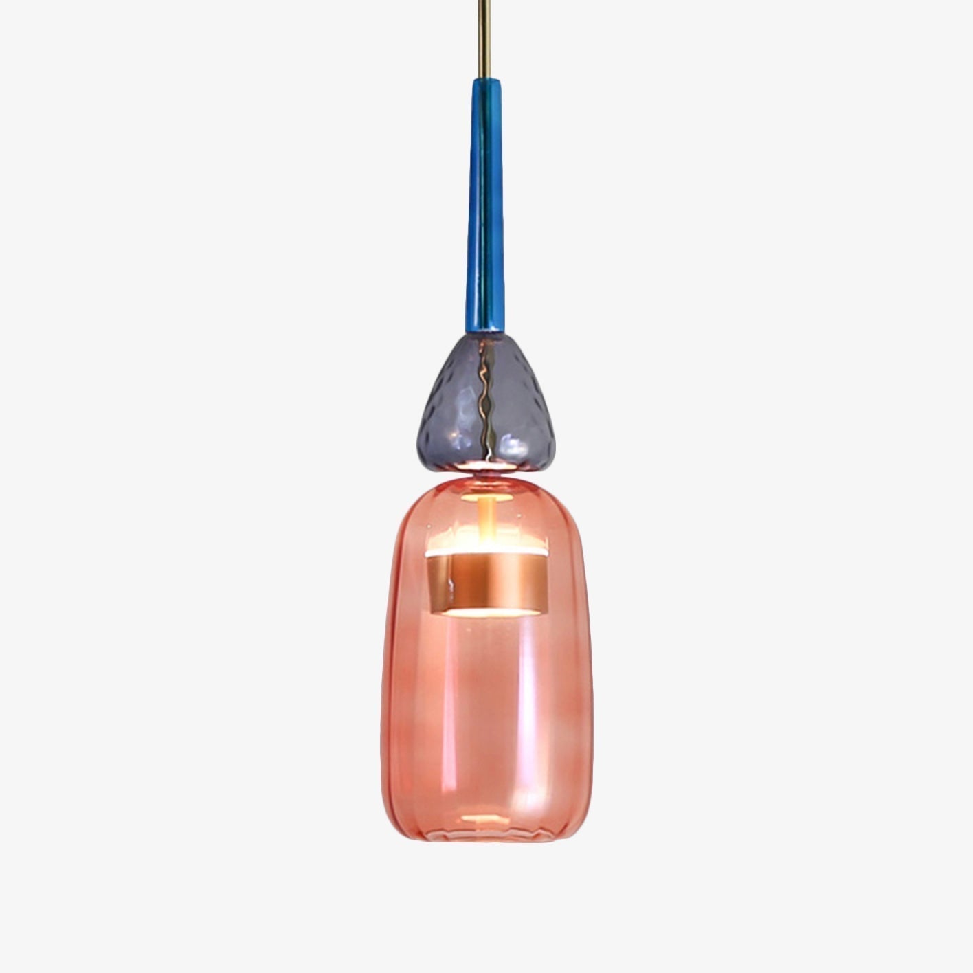 Nærbilde av moderne fargerik pendellampe, fremhever detaljer og LED-lyskilde. Stilfull belysning.