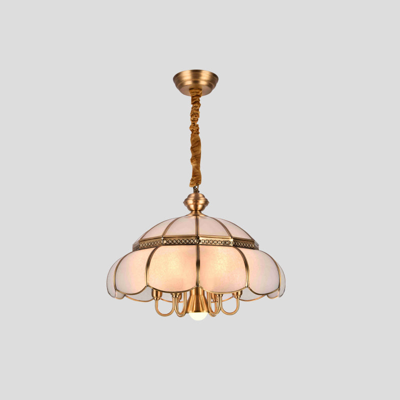 "Moderne geometrisk lysekrone i nikkel, elegant design, dristige former. Perfekt til både stue og spisestue."