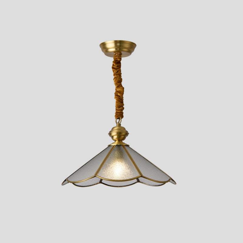 "Moderne geometrisk lysekrone i nikkel, elegant design, dristige former. Perfekt til både stue og spisestue."