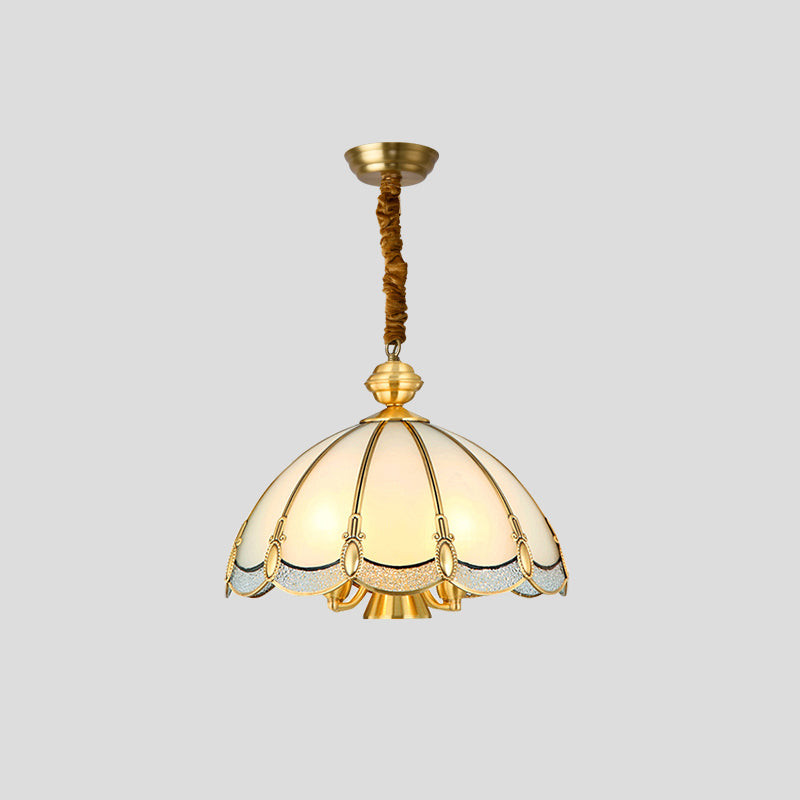 "Moderne geometrisk lysekrone i nikkel, elegant design, dristige former. Perfekt til både stue og spisestue."