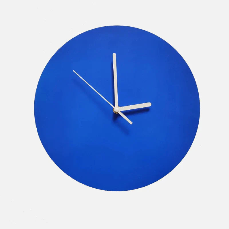 Moderne geometrisk veggklokke i koboltblå.