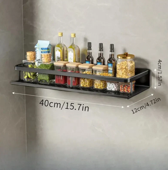 Solid vegghylle i grått design, for organisering av kjøkkenutstyr og et ryddig kjøkken.