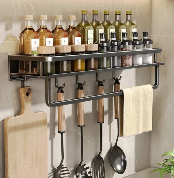 Plassbesparende kjøkkenhylle i moderne design, ideell for oppbevaring av kjøkkenutstyr og krydder.