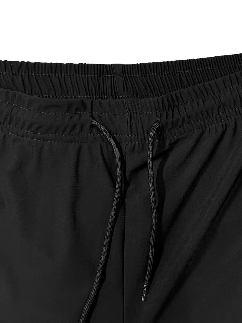 "Moderne grå og svarte Gymfit Premium shorts, frontvisning, designet for komfort og fleksibilitet under trening."