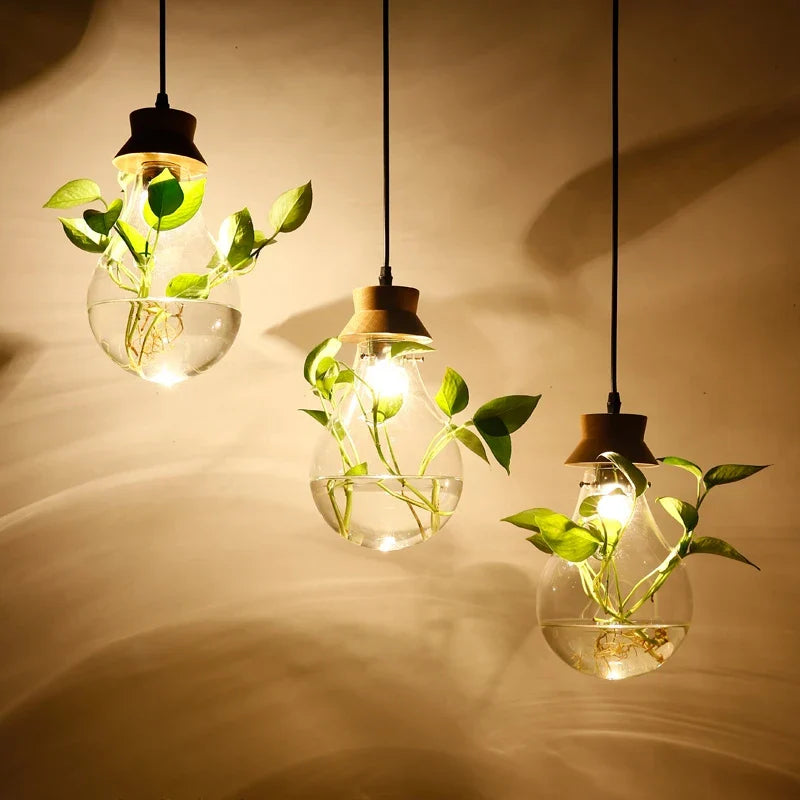 Gul pendellampe med glasskuppel og metallramme, gir varm og moderne belysning til hjemmet