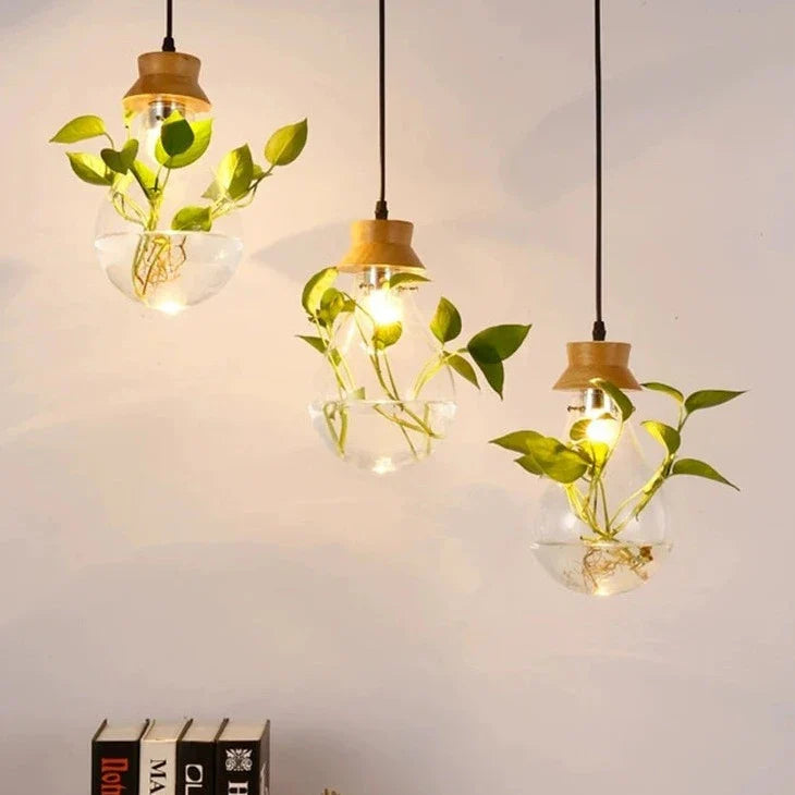 Detalj av glasslampe med gul finish og metalloppheng, moderne og funksjonell design