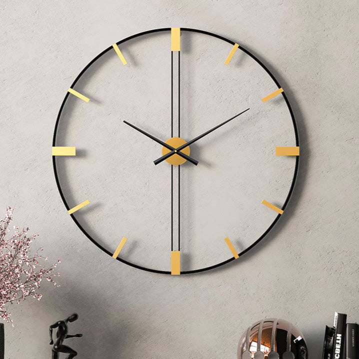 Minimalistisk, gul veggklokke som dekorativt element på kontoret. Tidløs design og nøyaktig tidsvisning.