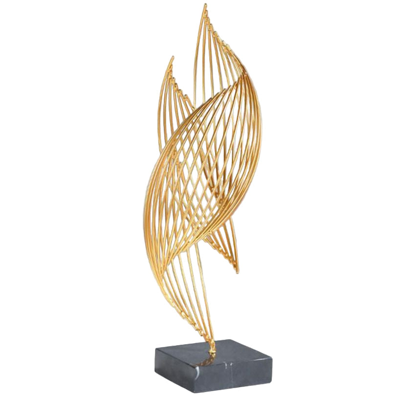 Moderne gullfarget bølget skulptur. Abstrakt design for elegant interiørdekorasjon i stue eller kontor.