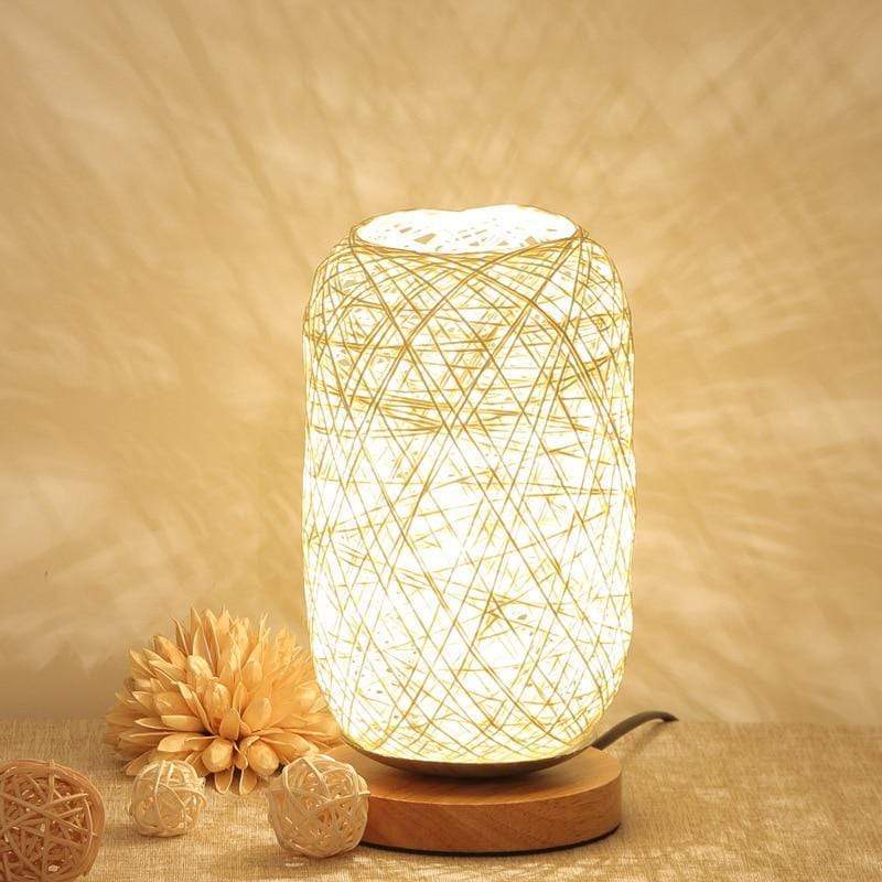 Håndvevd nattlampe med mykt stemningslys. Moderne design, ideell for soverom og avslapning.