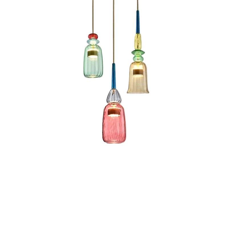 Moderne hengelampe i fargerikt glass. Ideell taklampe for stue eller spisestue med stemningsfull LED-belysning.