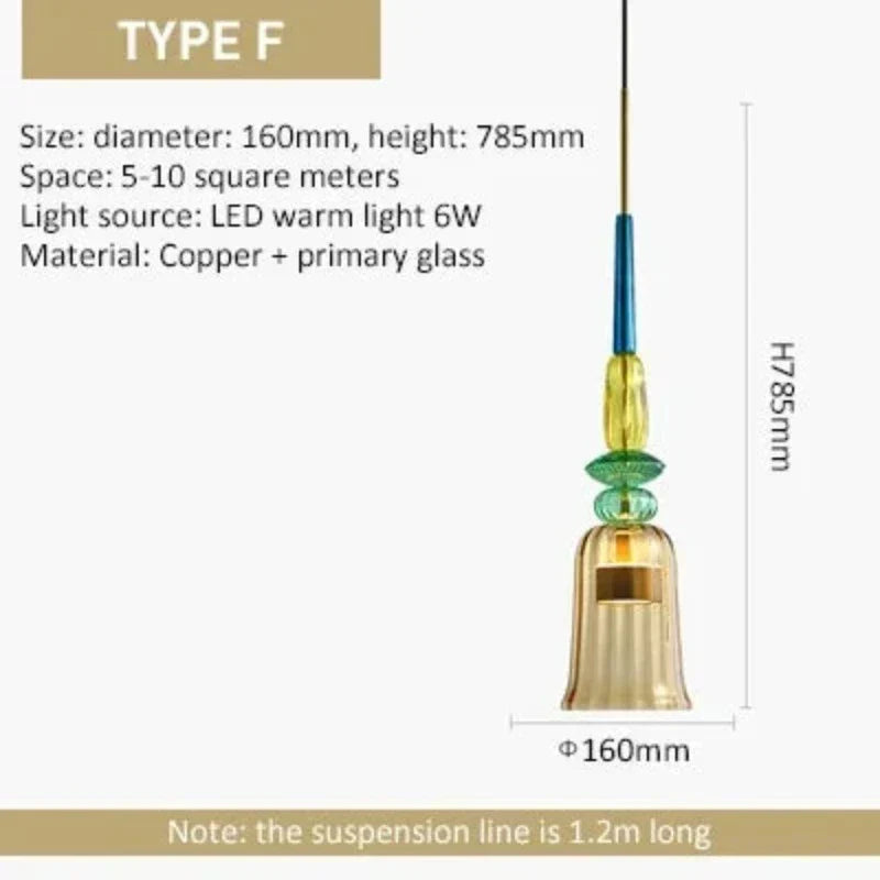 Fargerik glasshengelampe som lyser opp med et unikt, mønstret lys. Moderne taklampe for hjemmet.