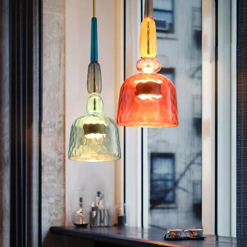 Fargerik hengelampe i glass for spisestuen. Skaper unik og stemningsfull LED-belysning over bordet.