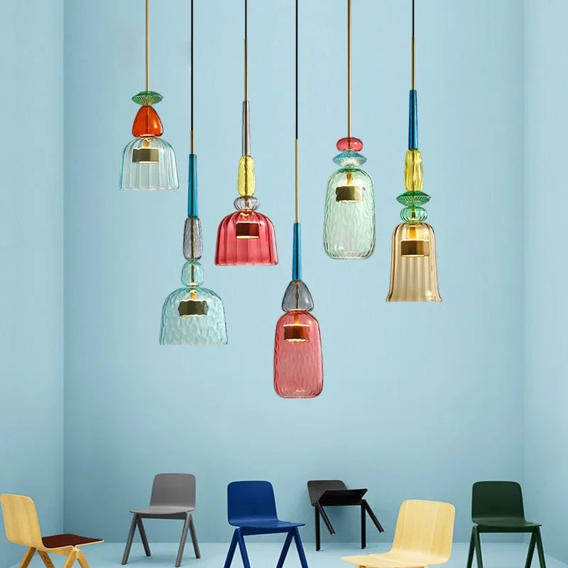 Trendy fargerik hengelampe i glass. Flott belysning for moderne hjem, kafé eller kontor.