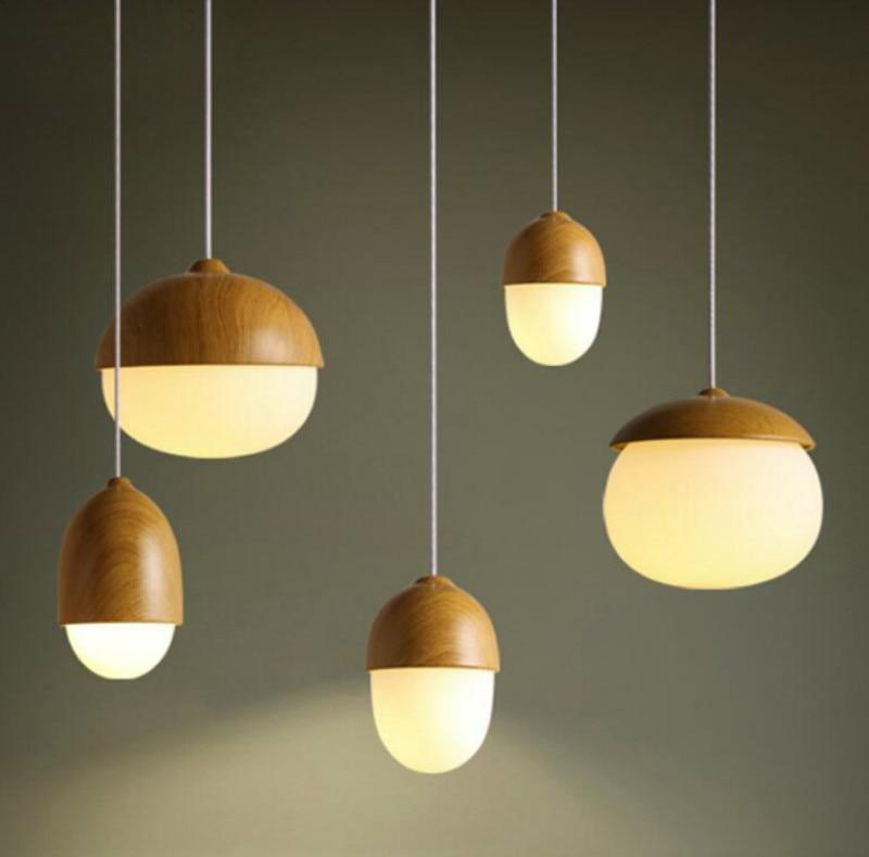 Stilren pendellampe med nordisk design. Varm treimitasjon skaper koselig atmosfære innendørs.
