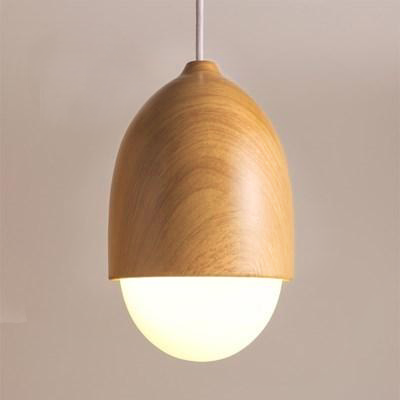 Innendørs lampe med moderne design. Treimitasjon gir et naturlig og varmt uttrykk for belysning.