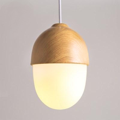 Taklampe i treimitasjon, ideell for spisestuen. Skaper en koselig og stilren belysning over bordet.