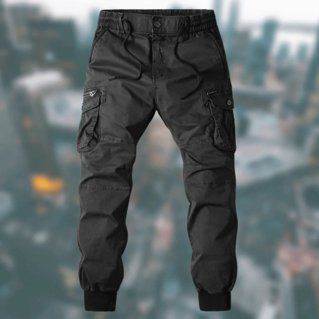 Nærbilde av stoffet på herre cargo buksene, highlighting den slitesterke kvaliteten for langvarig bruk.