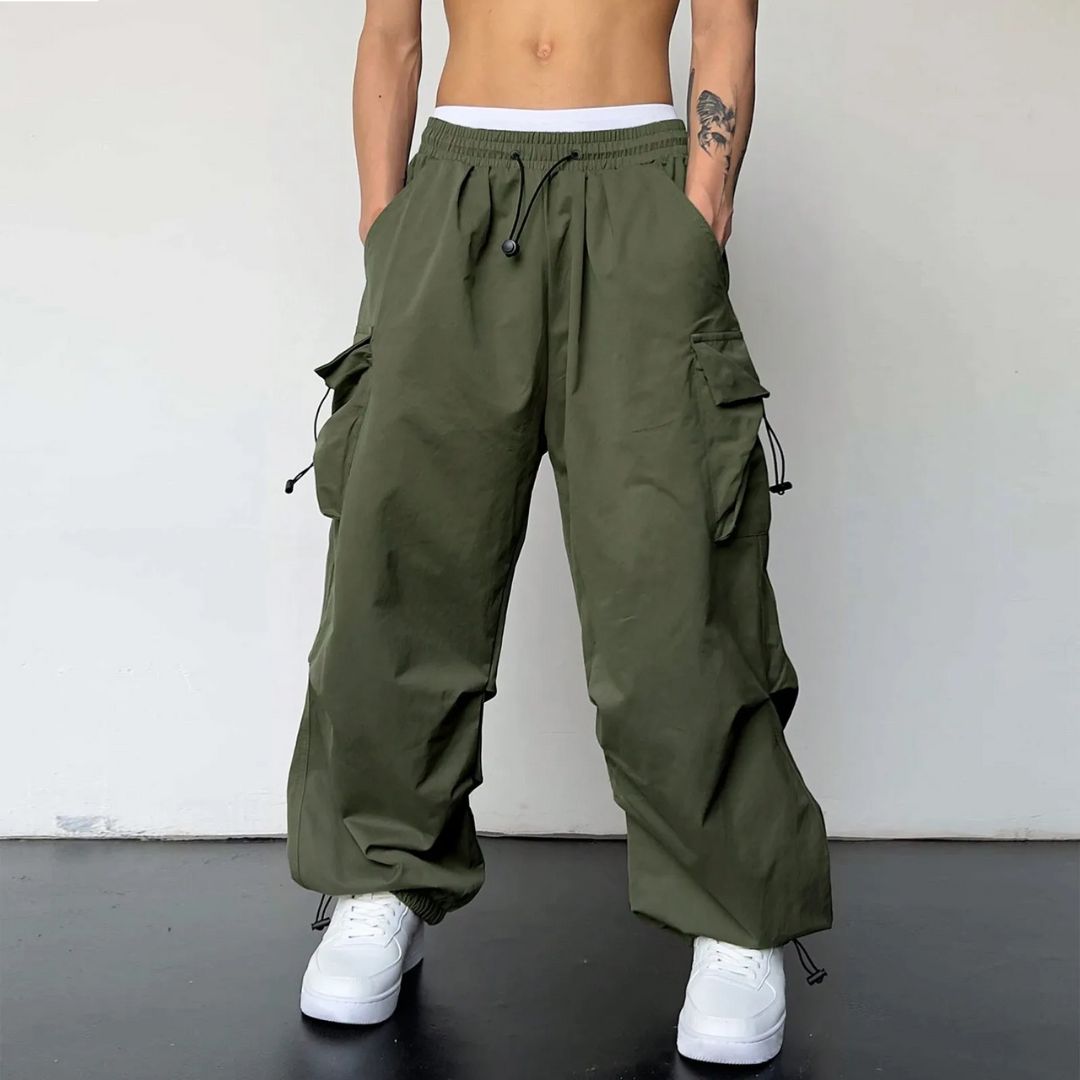 Komfortable herre joggebukser med cargo lommer og justerbar midje, optimal for vår og sommer.