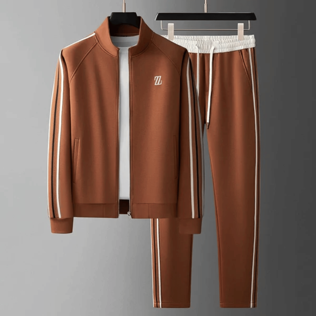 Bakside av herre treningsdress i moderne design. Komfortable sportsklær for gym, løping og fritid.