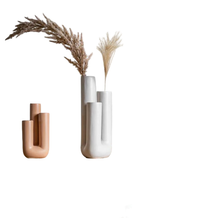 Moderne hvit trerørs vase for stilren hjemmedekor. Elegant dekorativ blomstervase med minimalistisk design.