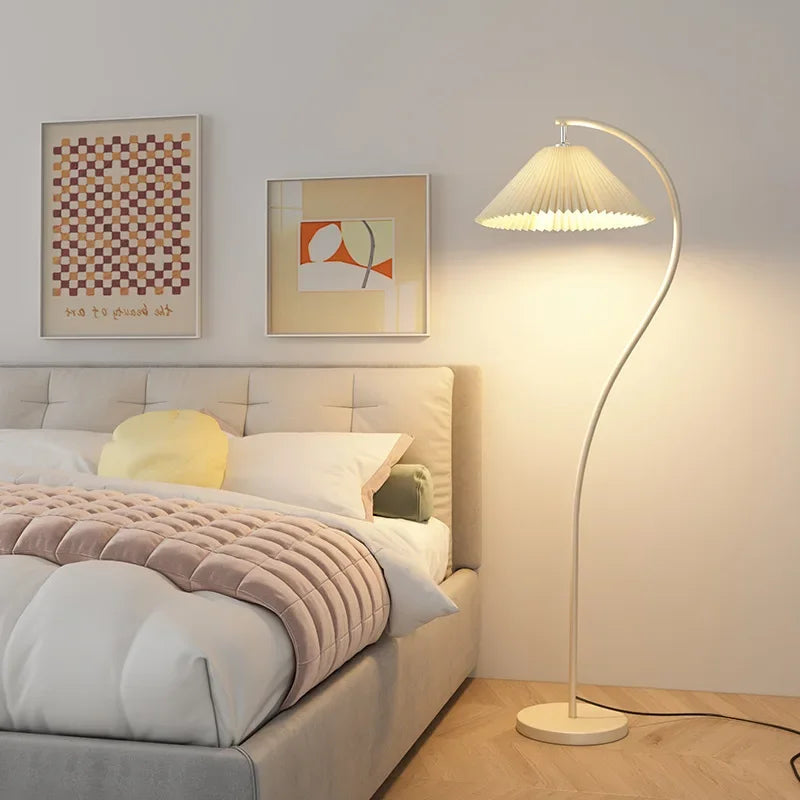 "Moderne justerbar LED-gulvlampe i stoff med elegant plissédesign, gir sofistikert stemningsbelysning i hjemmet ditt."