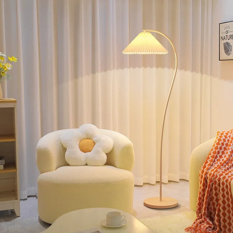 "Moderne justerbar LED-gulvlampe i stoff med elegant plissédesign, gir sofistikert stemningsbelysning i hjemmet ditt."