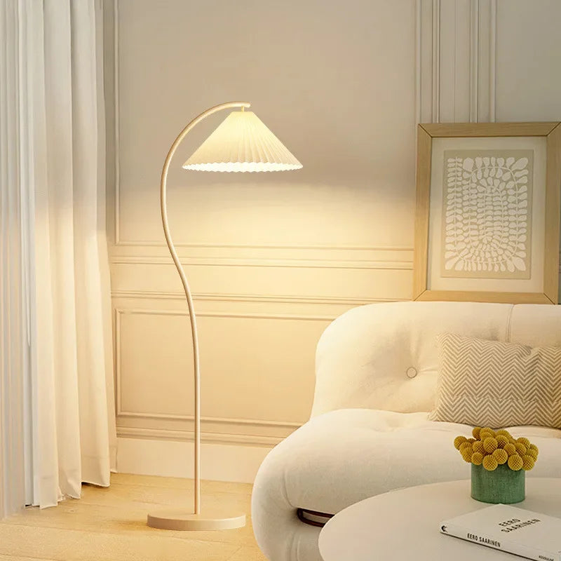 "Moderne justerbar LED-gulvlampe i stoff med elegant plissédesign, gir sofistikert stemningsbelysning i hjemmet ditt."