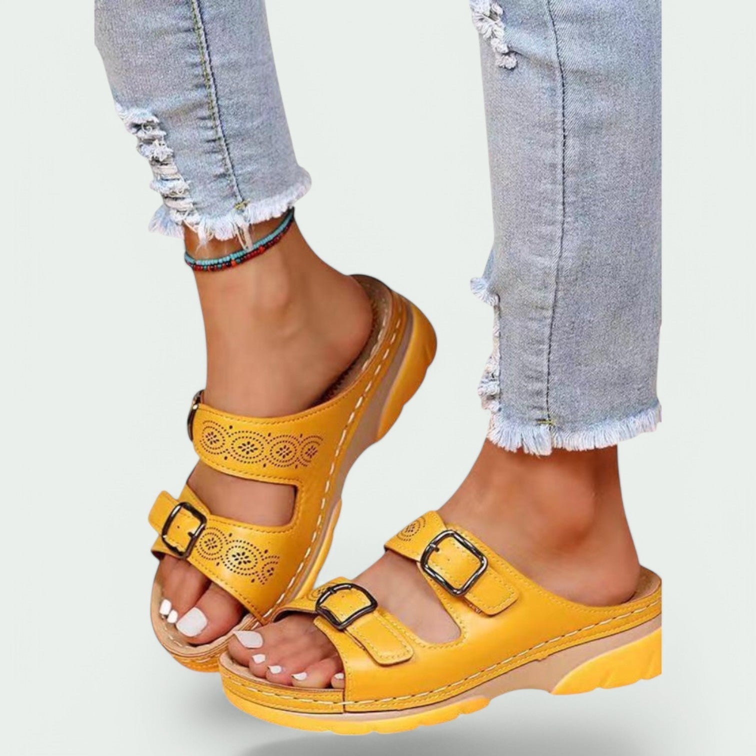 Ergonomiske såler med god fotstøtte på slip-on kvinnesandaler, ideelle for langvarig komfort.