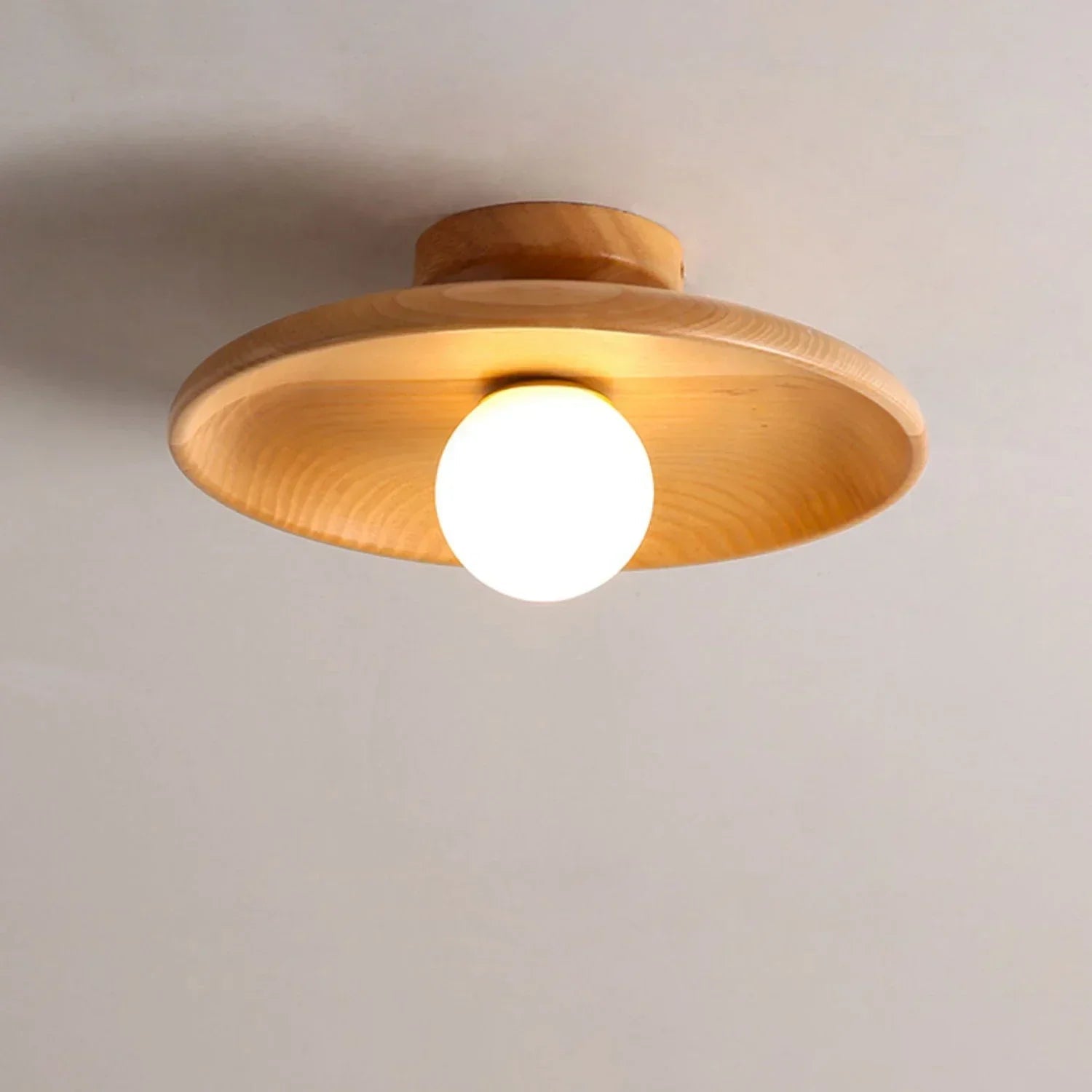 Minimalistisk taklampe med sfærisk form, et stilig valg for kjøkken eller gang.