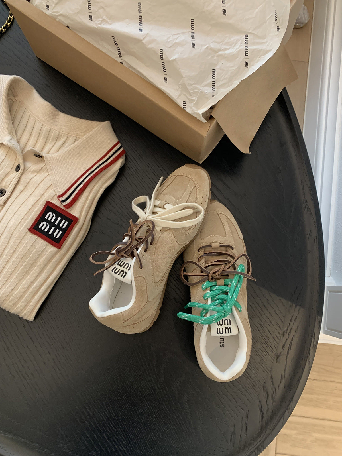 Moderne kvinne-sneakers i ventilert mesh, lett og komfortabel, med polstret såle og gummisåle for godt grep.