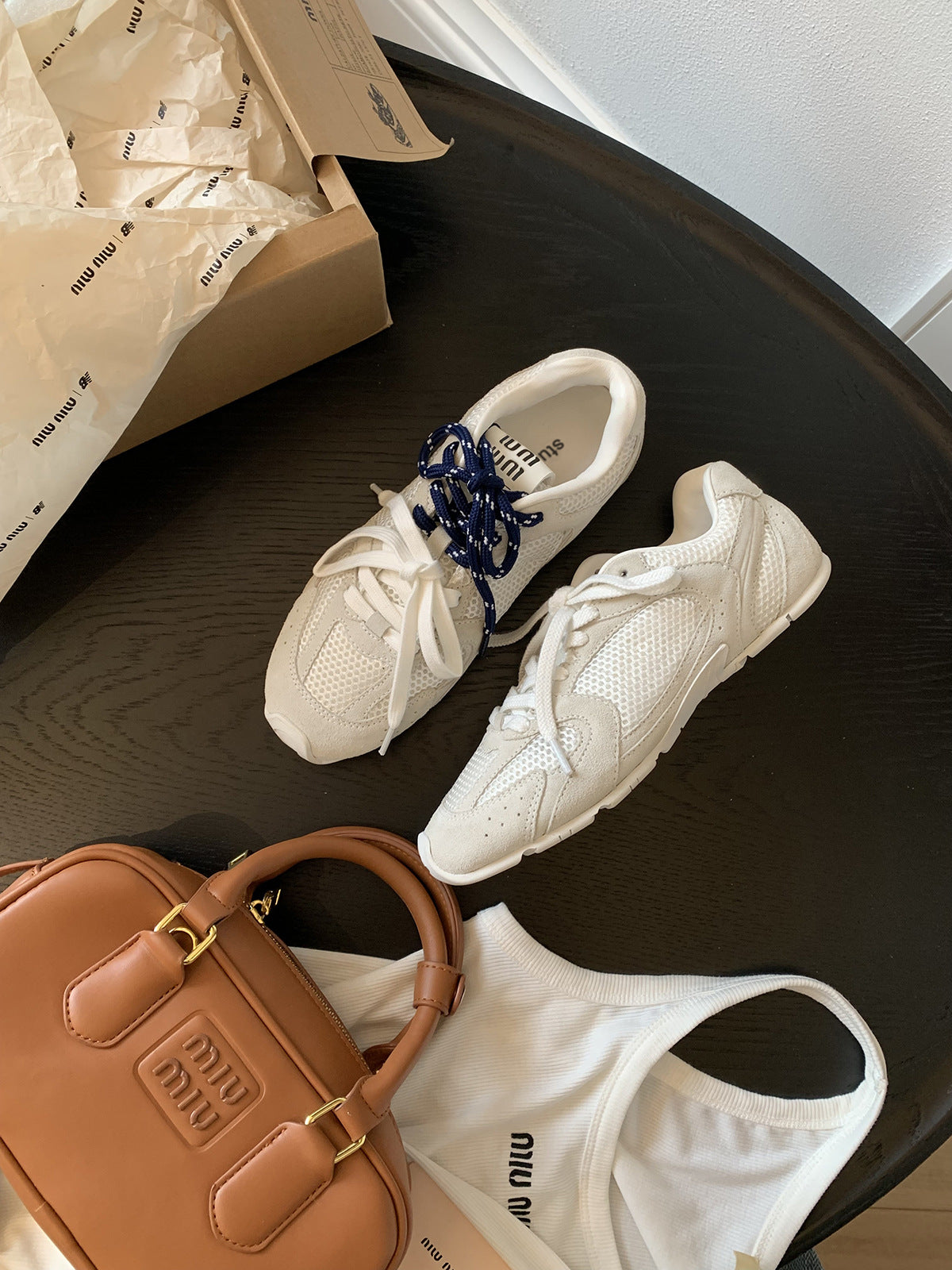 Moderne kvinne-sneakers i ventilert mesh, lett og komfortabel, med polstret såle og gummisåle for godt grep.
