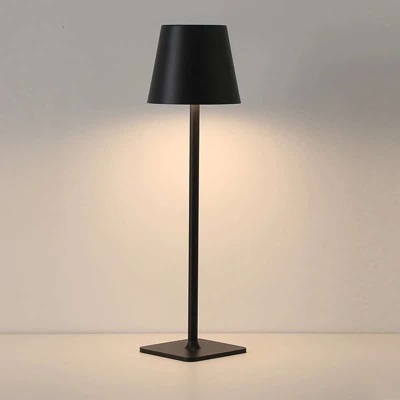 "Moderne LED-bordlampe med touch-funksjon, oppladbar, minimalistisk design i smijern og ABS, perfekt for bord og nattbord."