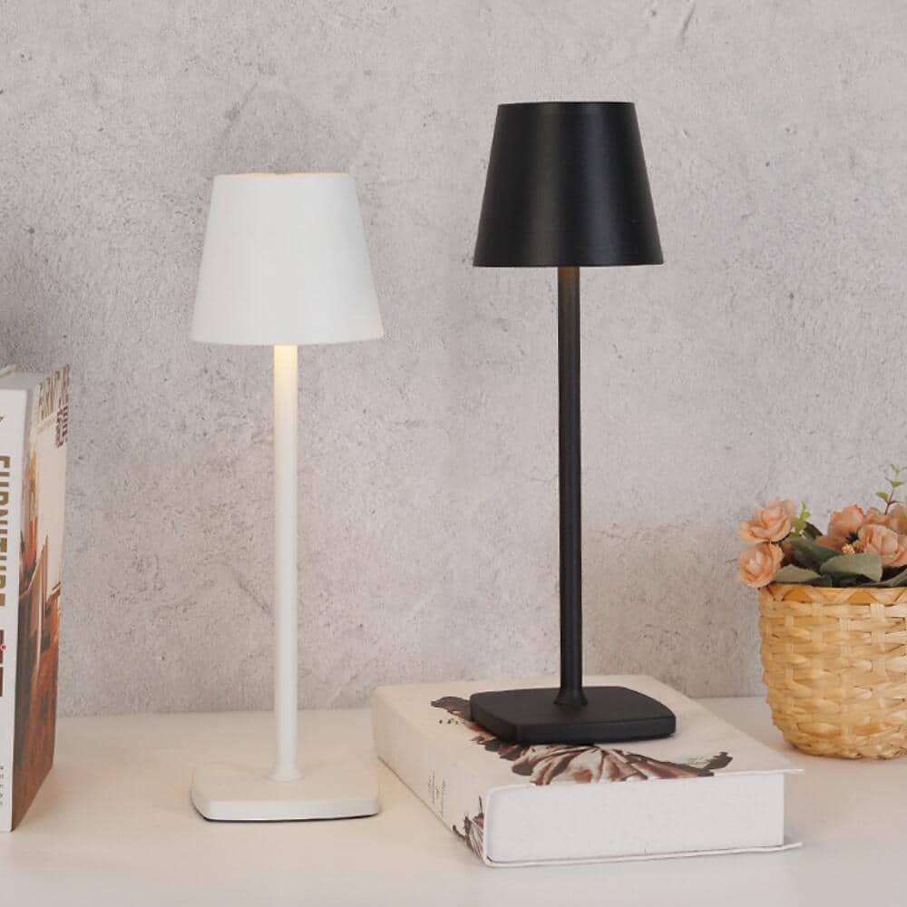 "Moderne LED-bordlampe med touch-funksjon, oppladbar, minimalistisk design i smijern og ABS, perfekt for bord og nattbord."
